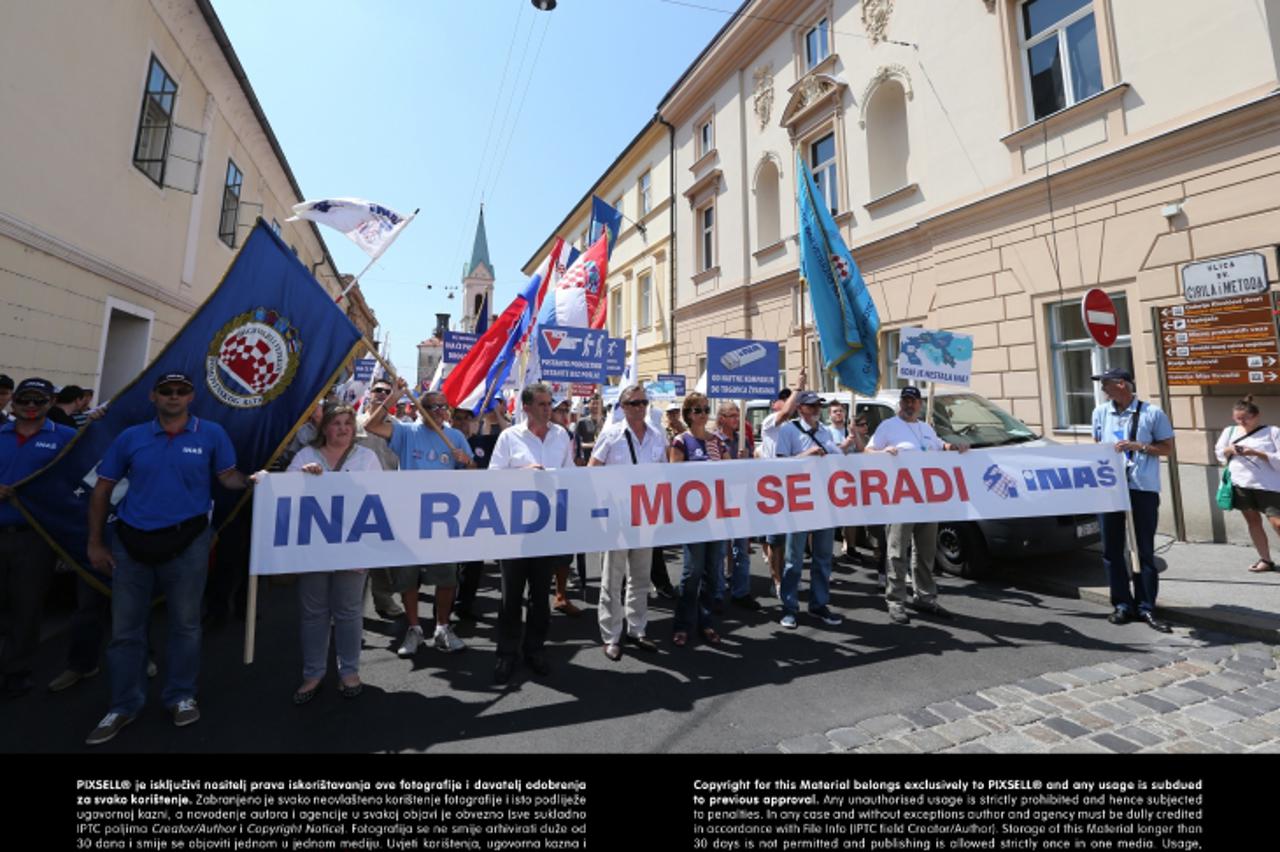 '18.07.2013., Zagreb -  Sindikat radnika Ine i drustava Ine Zagreb - INAS, clanice Hrvatske udruge radnickih sindikata (HURS) i braniteljske udruge Ine odrzale su radnicki prosvjed na Trgu sv. Marka p