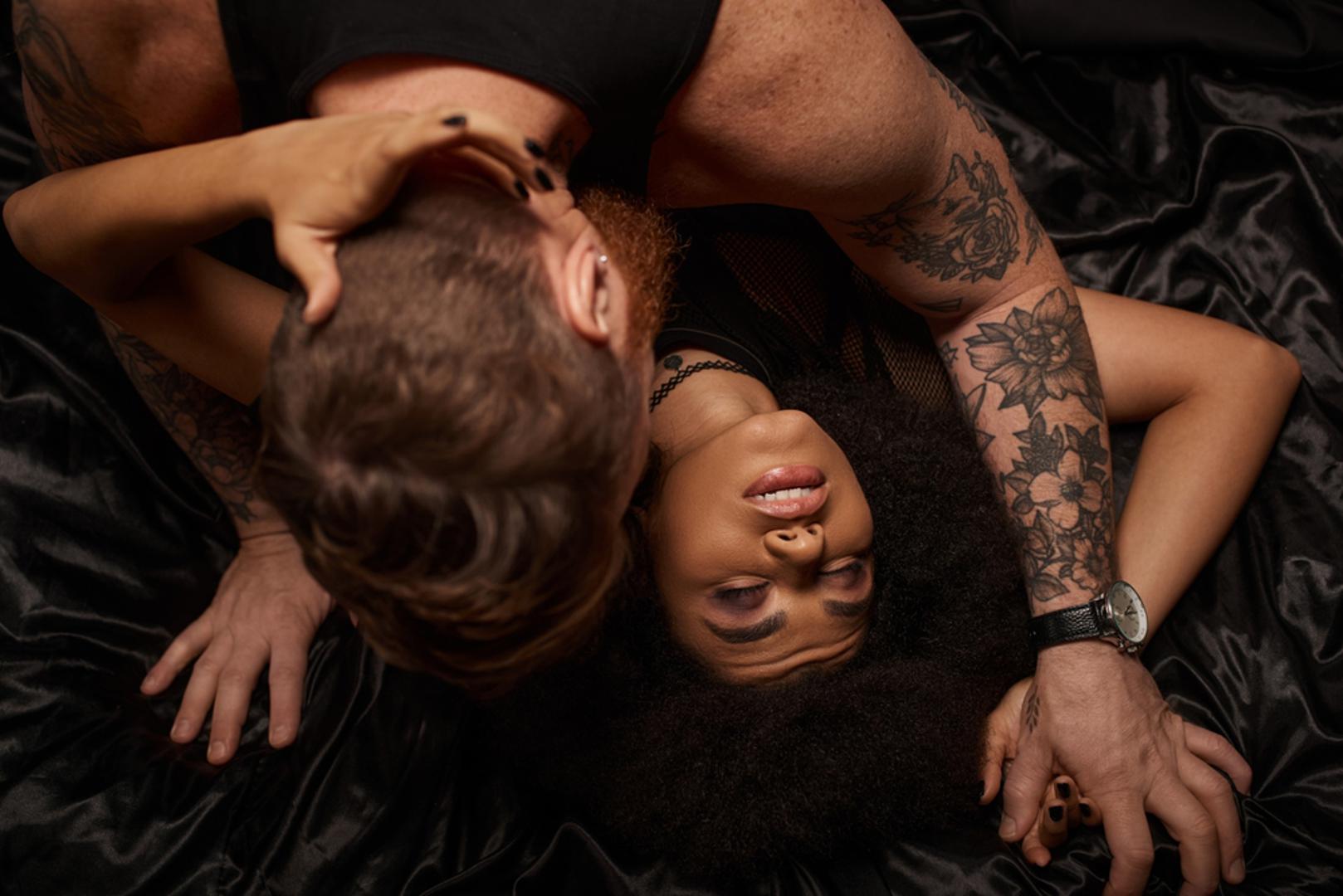 Lav: Lav voli fantazije u kojima je obožavan i u središtu pozornosti. U mašti su prisutni dramatika, scenografija i dojam luksuza. Uzbuđuje ga igra uloga u kojoj je zvijezda, ali i partner kojeg jednako slavi. Najviše ga pali strast koja izgleda i osjeća se filmski.