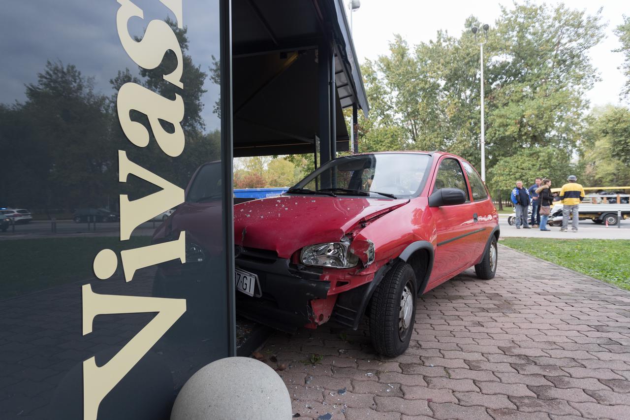 Vozačica se automobilom zabila u kafić kod Bundeka