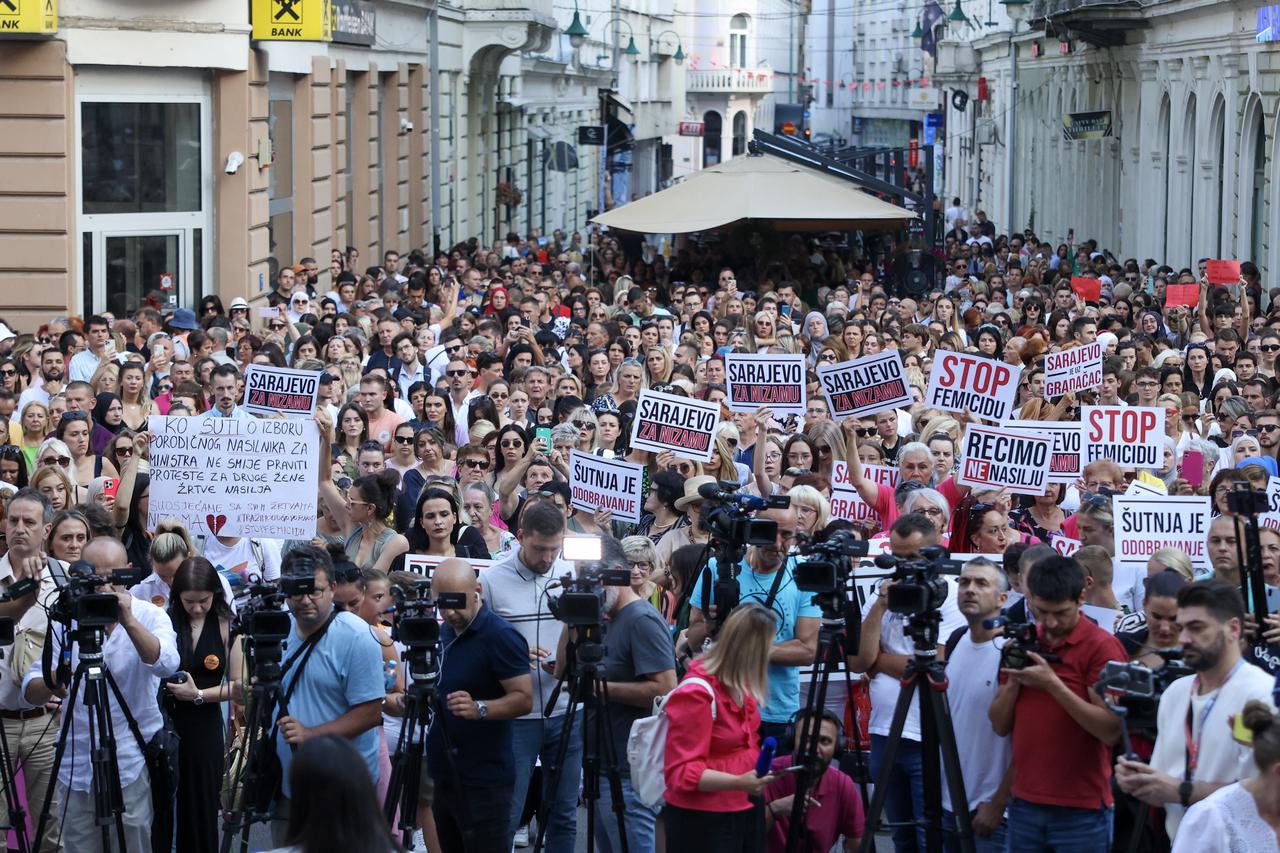 Na ulicama Sarajeva održan prosvjed građana zbog ubojstava koja su se u petak dogodila u Gradačcu