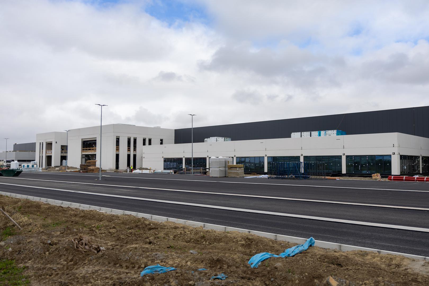 U osječkom Nemetinu punom parom se gradi tvornica američke kompanije Jabil Inc. u kojoj bi trebalo biti zaposleno čak 1500 osoba.