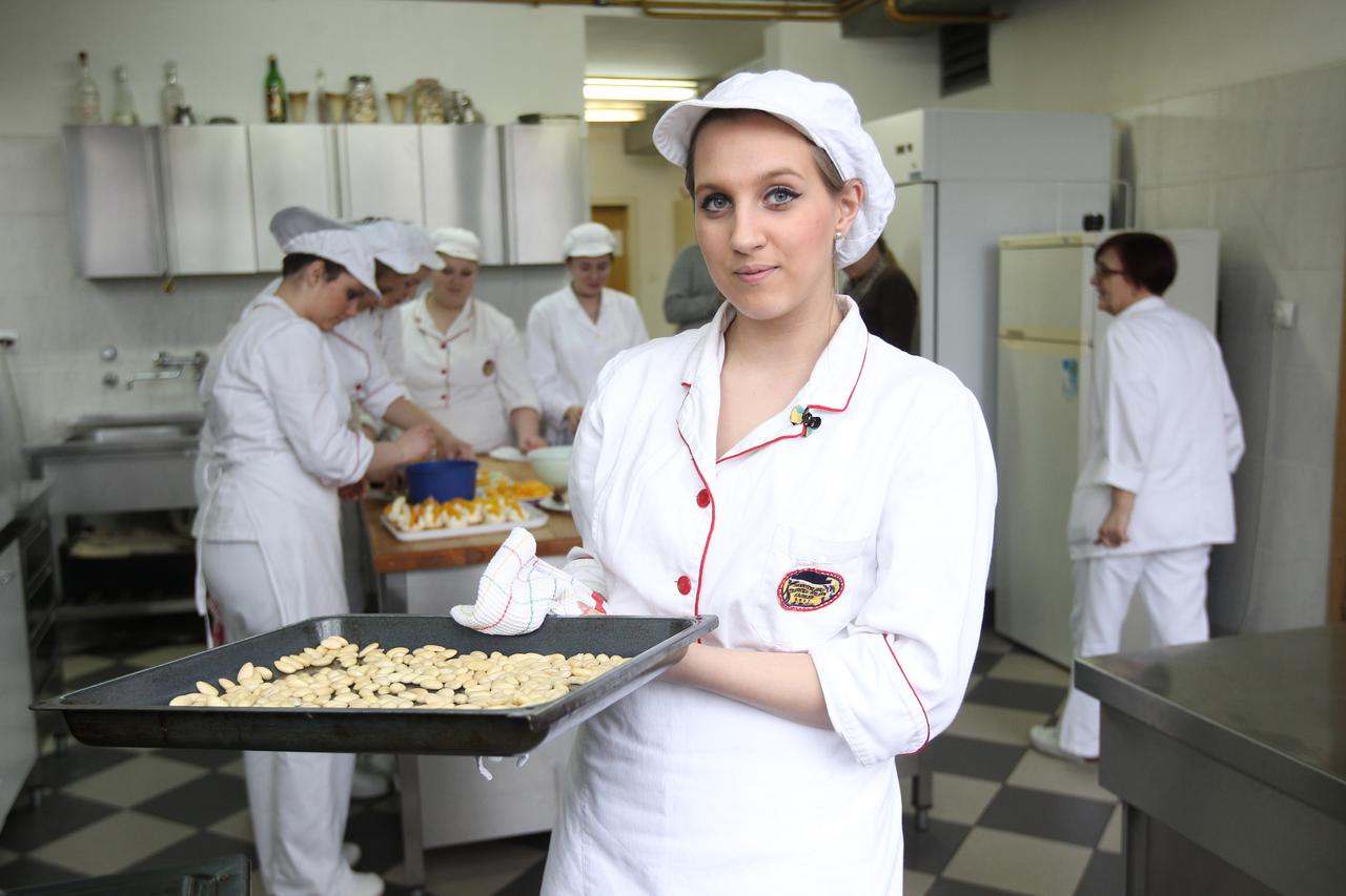 24.02.2015..Zagreb-Ucenici Ugostiteljsko turisticke skole koji se skoluju za kuhare u kabinetu, tj kuhinji na prakticnom djelu nastave spremaju slastice. Slasticari. Photo: Boris Scitar/Vecernji list 