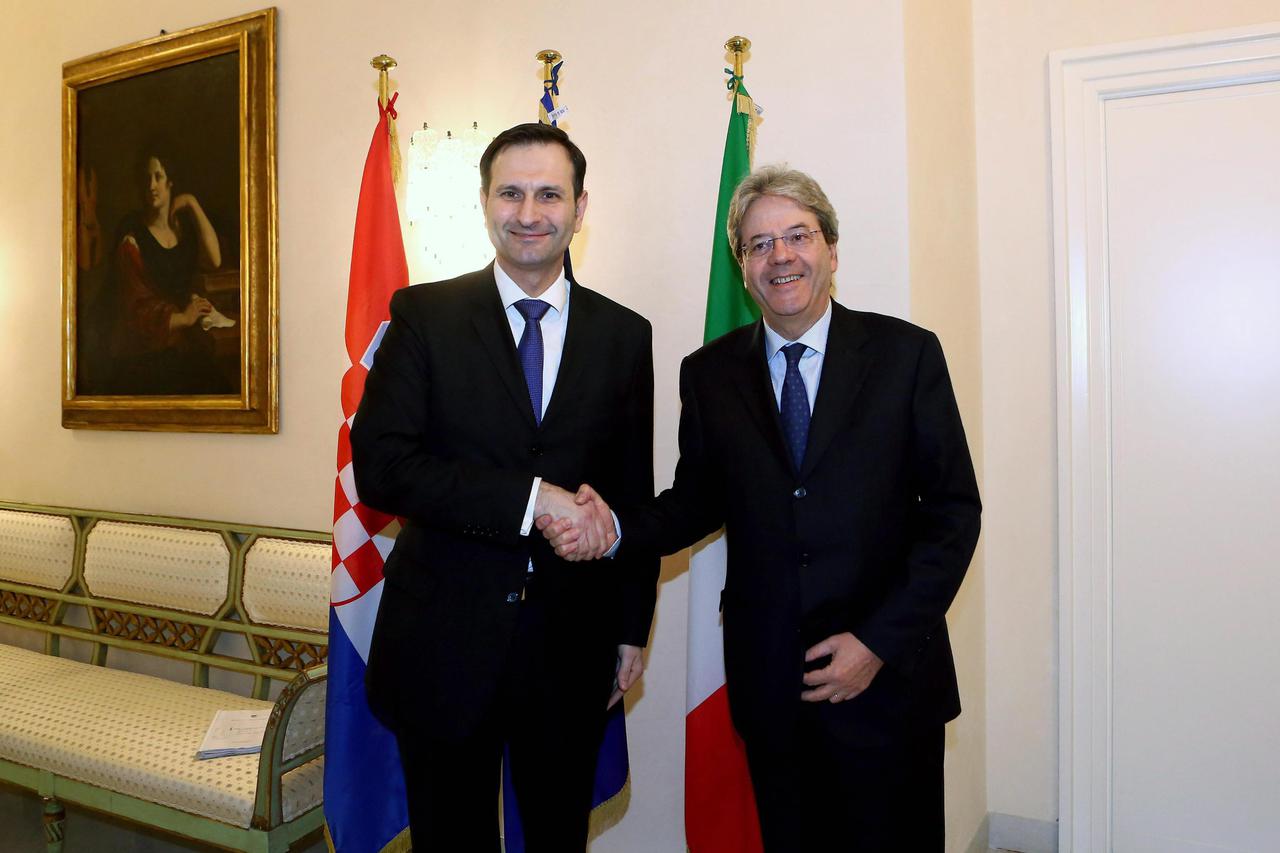 epa05178226 Italian Foreign Minister Paolo Gentiloni (R) welcomes Croatian Minister of Foreign and European Affairs Miro Kovac (L) for a meeting in Rome, Italy, 24 February 2016.  EPA/FABIO CAMPANA