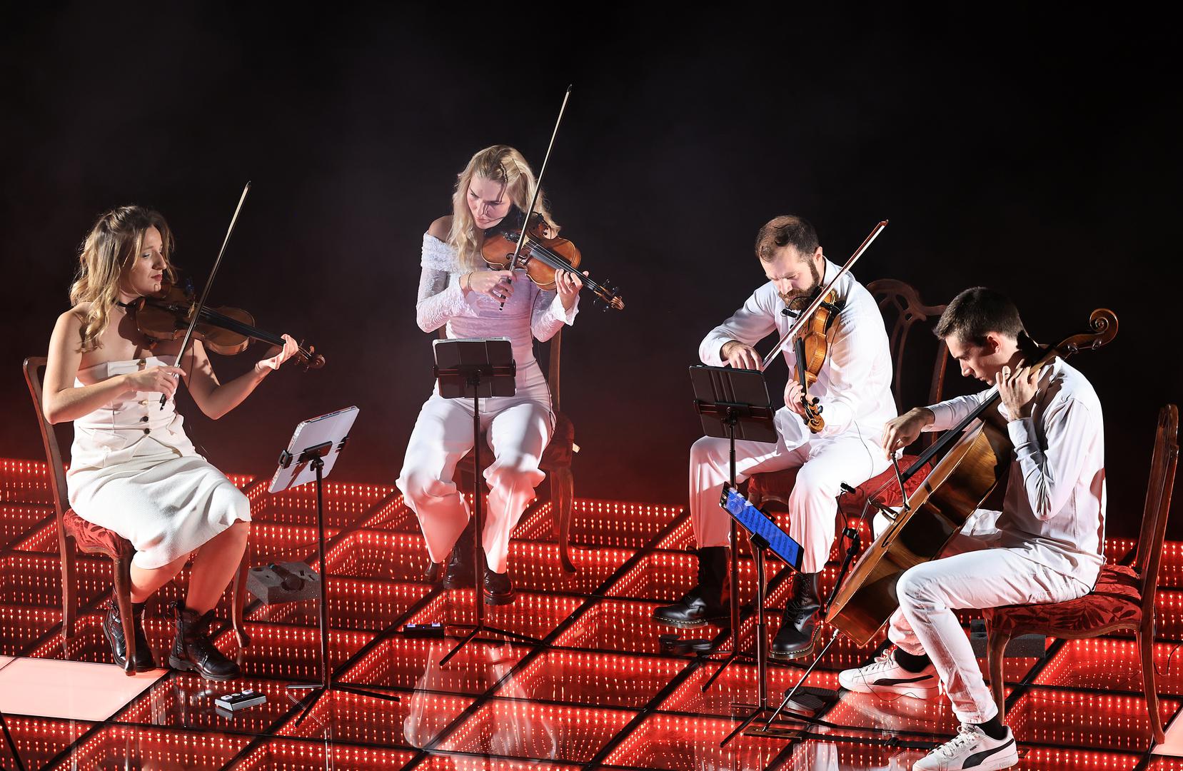 Večeras je u prepunom Zagrebačkom kazalištu mladih pod pokroviteljstvom Večernjeg lista nastupio White Quartet. Riječ je o četvero vrhunskih mladih virtuoza koji su za publiku na gudačkim instrumentima izveli najveće rock klasike svih vremena.