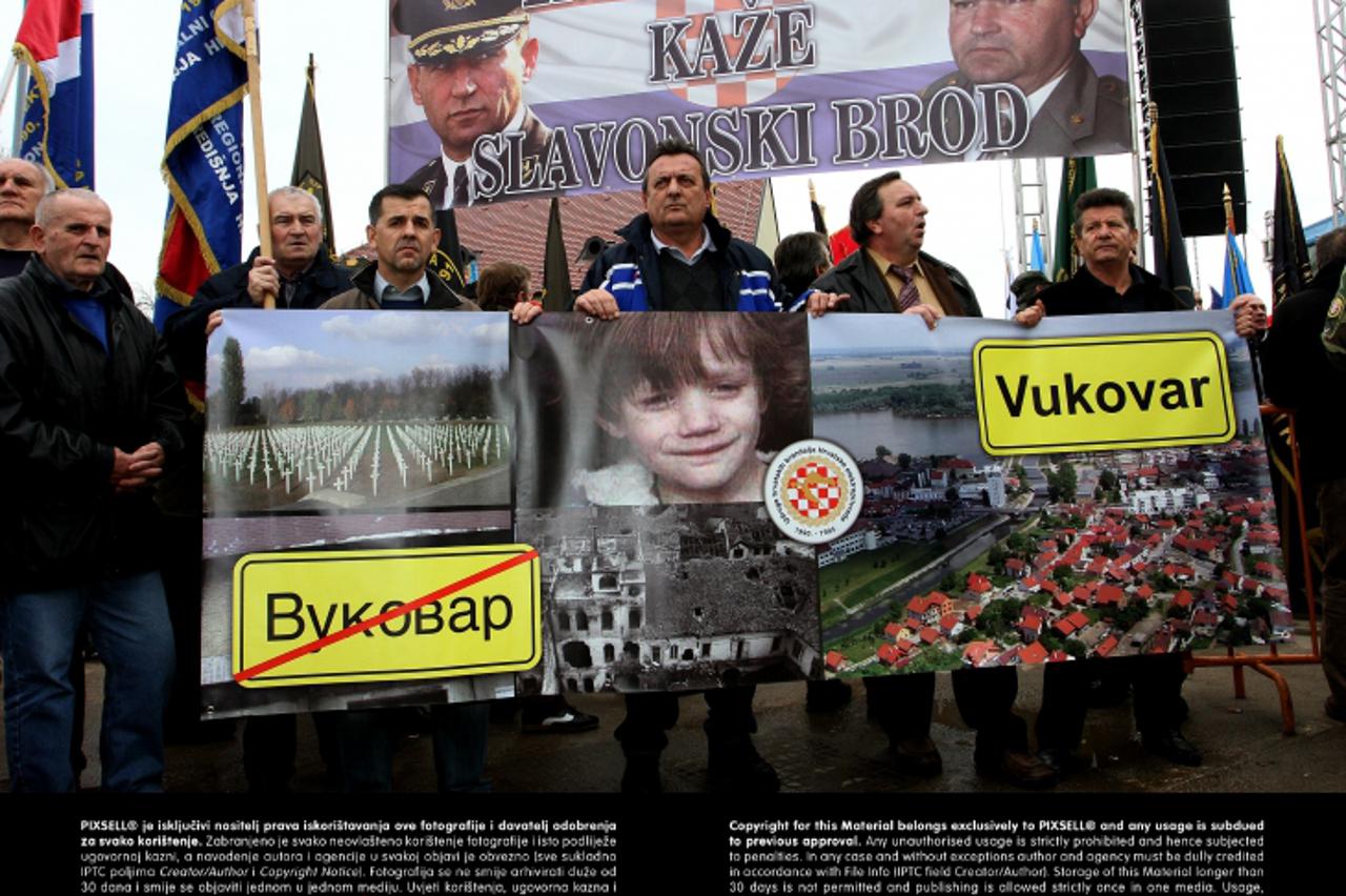'02.02.2013., Vukovar - Prosvjed u sredistu Vukovara protiv uvodjenja dvojezicnosti. Okupljeni iz svih dijelova Hrvatske sa zastavama i transparentima. Photo: Marko Mrkonjic/PIXSELL'