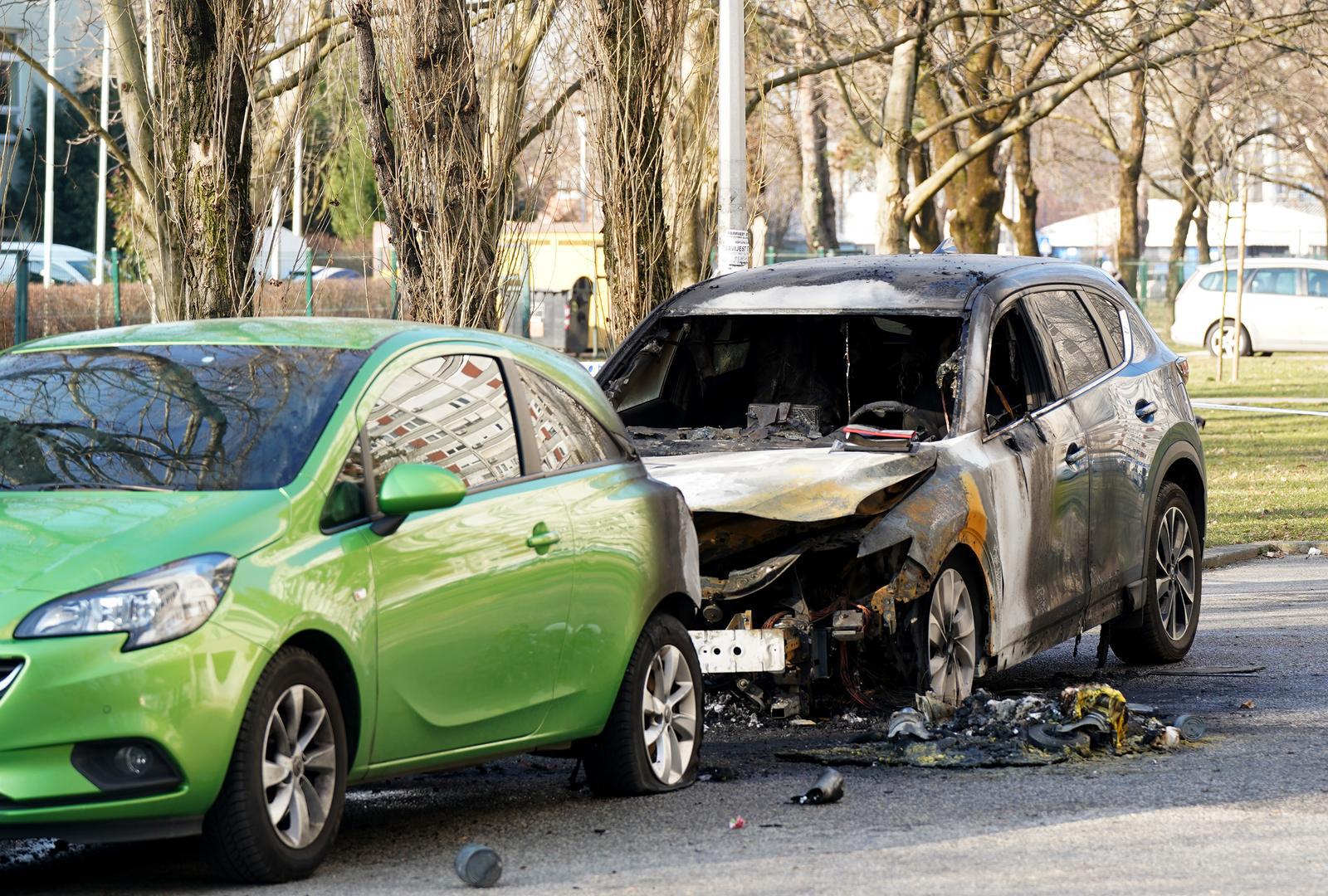 U zagrebačkom naselju Siget noćas se zapalio plastični kontejner u vlasništvu trgovačkog društva, a požar je zahvatio dva automobila.