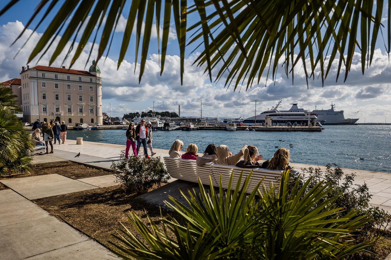 Split: Sunčano i toplo poslijepodne građani proveli na rivi