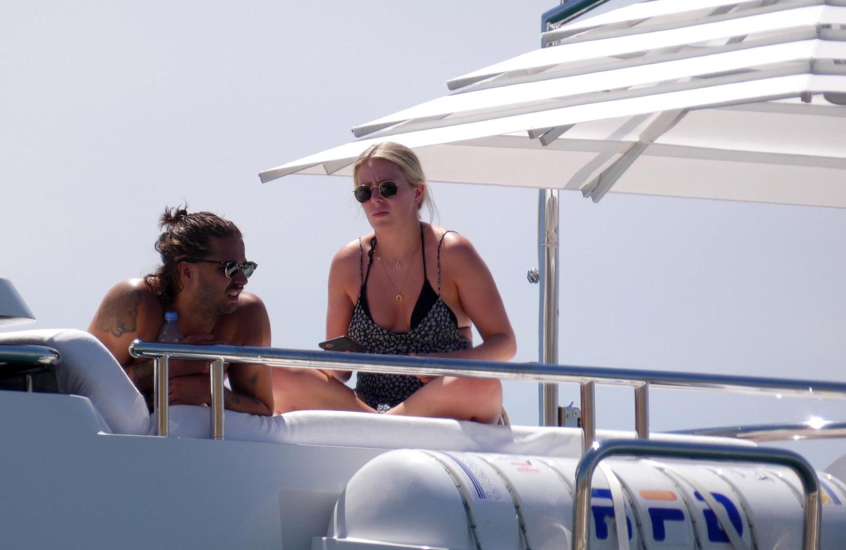 Ovaj par svoju je dugogodišnju vezu započeo još prije trinaest godina dok su oboje pohađali srednju školu u Kaliforniji. Nicole je u Hrvatskoj provela mnoga nezaboravna ljeta, a ljepotama Hrvatske očarala je svog dragog i njegovu obitelj. 