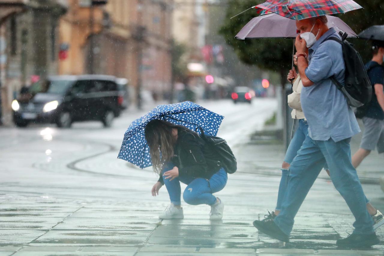 Zagreb: U središte grada stiglo zahlađenje i kiša