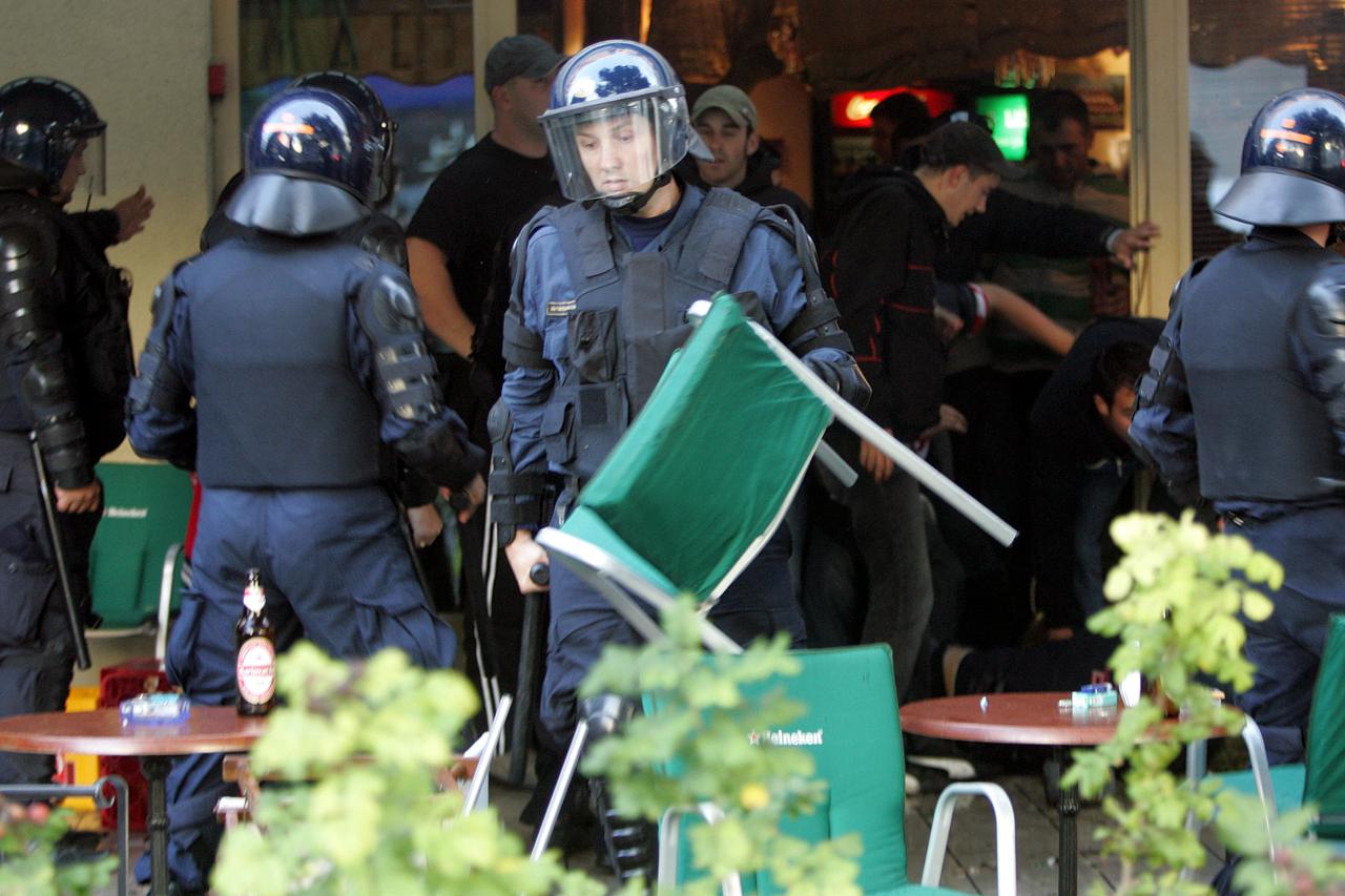 Zagreb: Policija privodi huligane prije utakmice Hrvatska - Engleska, 11.10.2006.