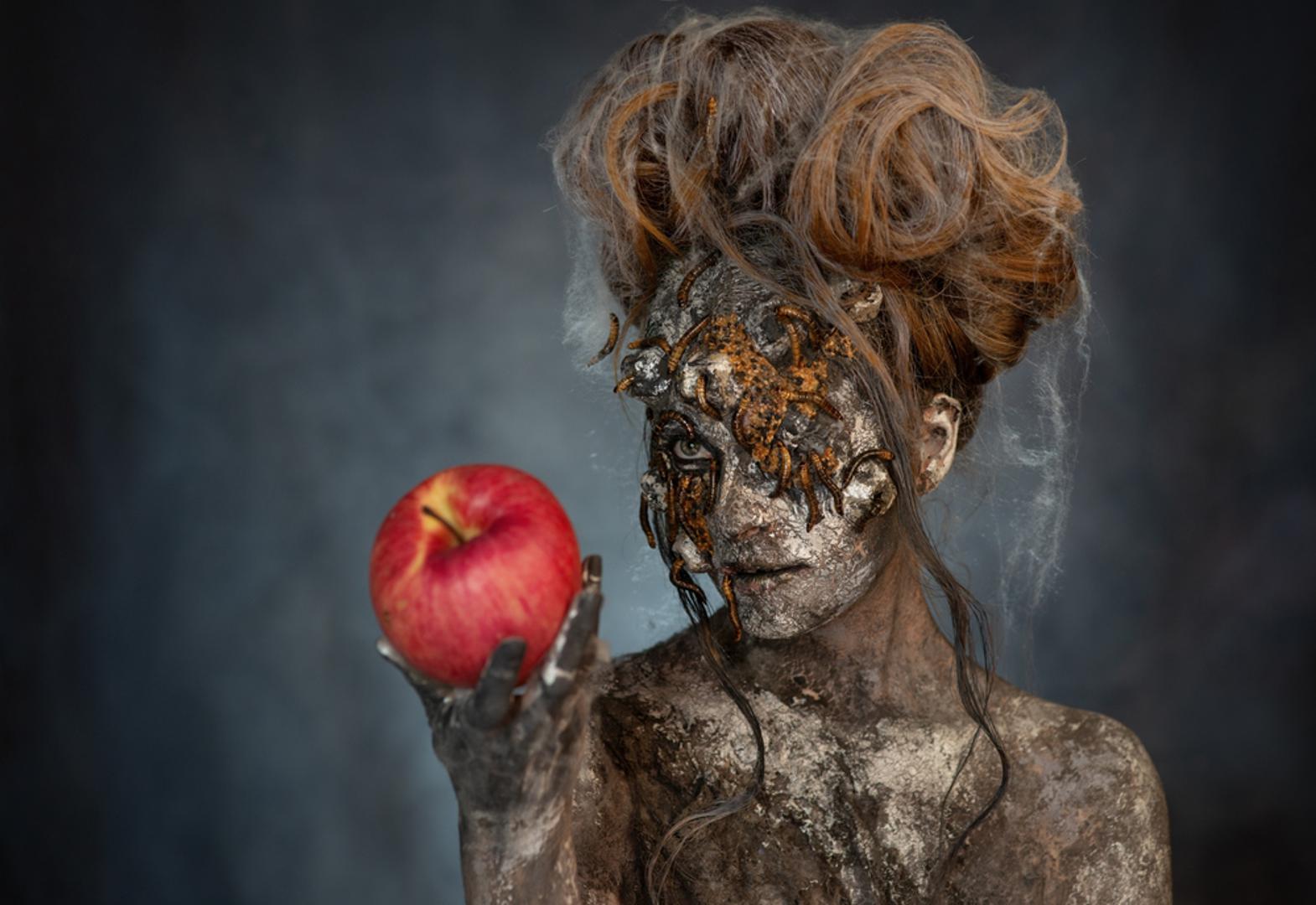 Bajke uz koje su odrastali milenijalci i pripadnici starijih generacija danas zvuče kao scenariji za horor, pogotovo kad se zaviri u njihove izvorne verzije. Nekad su se bez razmišljanja čitale djeci, i to prije spavanja, a 'mračni' dijelovi prolazili su kao pouka ili zabava. Evo nekoliko primjera koji definitivno ne bi dobili zeleno svjetlo kod današnjih roditelja i pedagoga.