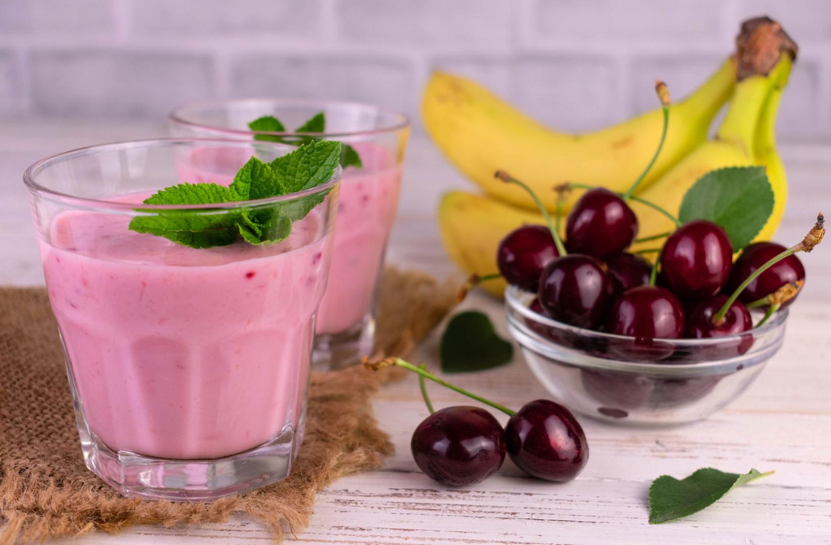 Smoothie s trešnjama i bananom: Trešnje se odlično slažu s bananom jer ona daje kremoznost i prirodnu slatkoću. U blender se stave očišćene trešnje, banana, jogurt ili mlijeko te nekoliko kockica leda. Za zasitniju verziju može se dodati žlica zobenih pahuljica ili malo chia sjemenki.