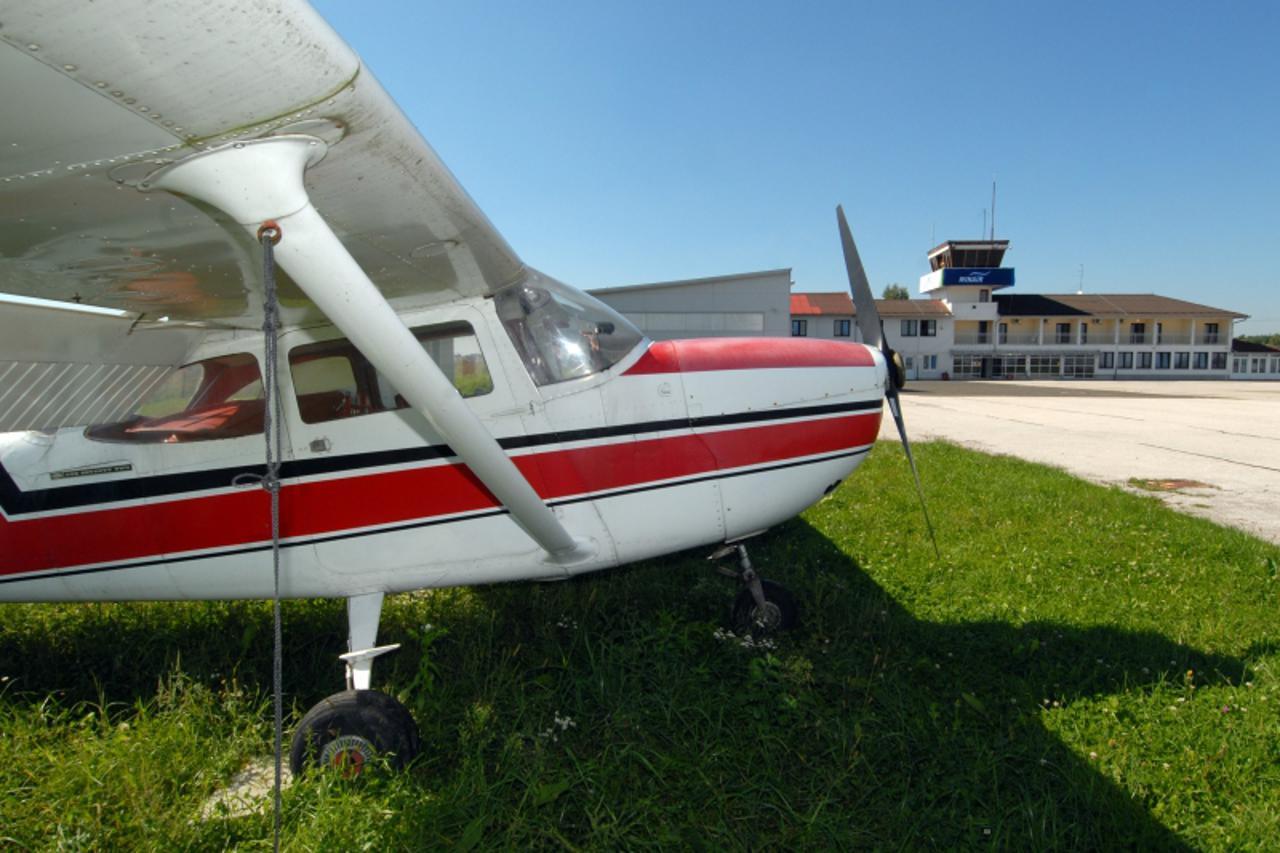 '21.09.2010., Aerodrom, Varazdin, Avion Cessna aerokluba Varazdin godinama stoji vani i ne odrzava se Photo: Marko Jurinec/PIXSELL'