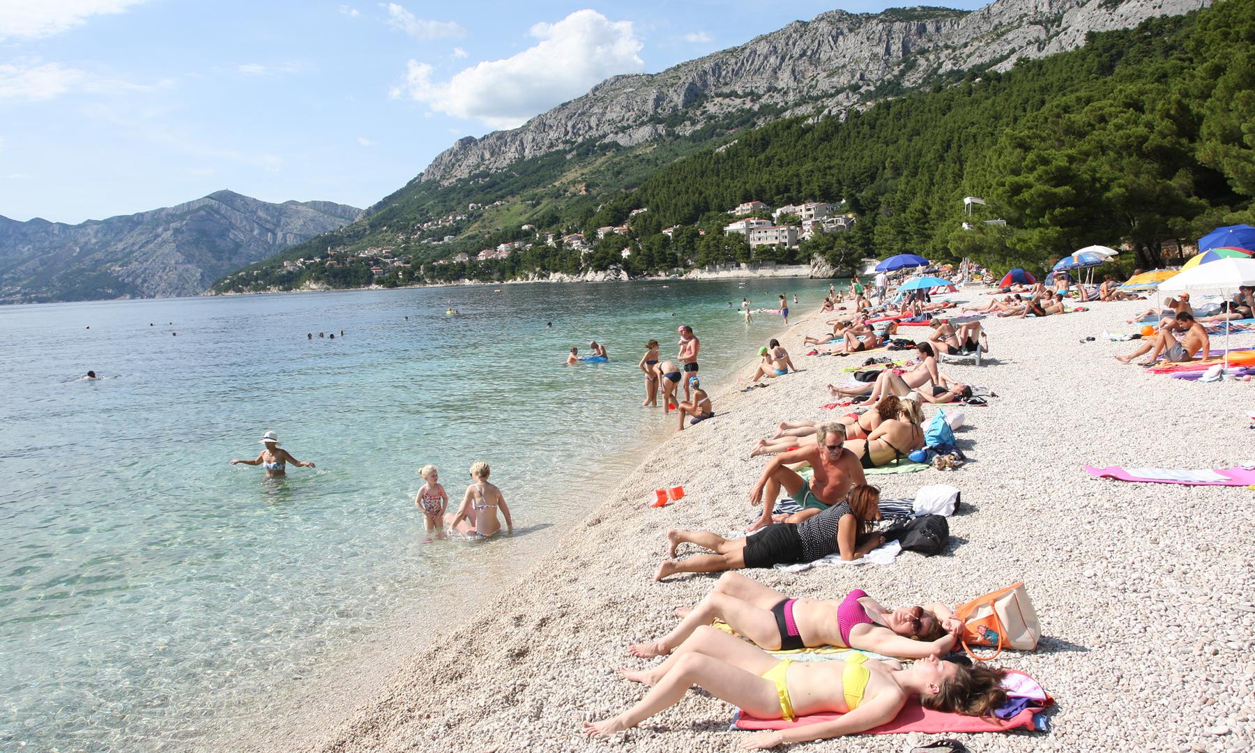 Punta rata – Brela
Jedna od najljepših šljunčanih plaža svijeta nalazi se na zaštićenom području, na rtu prekrivenom borovom šumom. U srpnju 2004. godine američki časopis Forbes uvrstio je ovu plažu među 10 najljepših plaža svijeta.