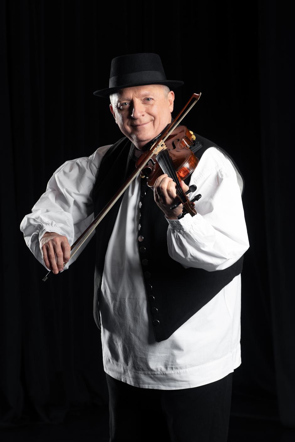 Prvaci i koncertni majstori Ansambla LADO