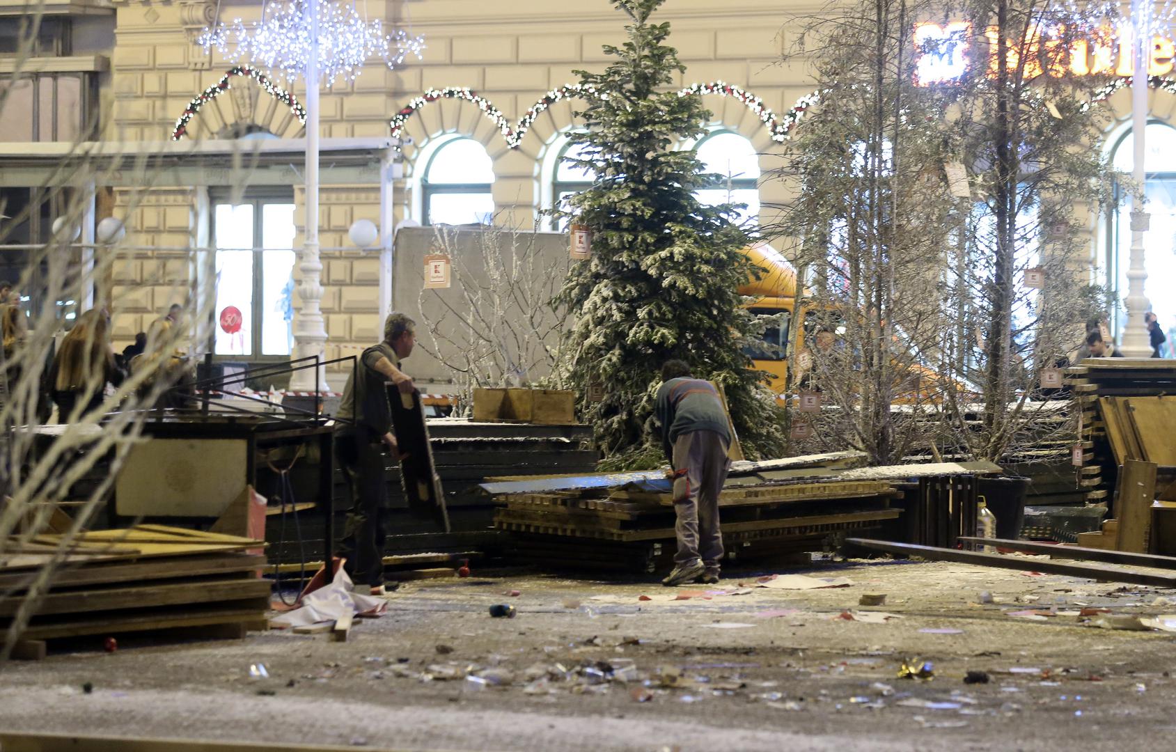 Veliki broj kućica već je uklonjen, no dio se tek rastavlja.