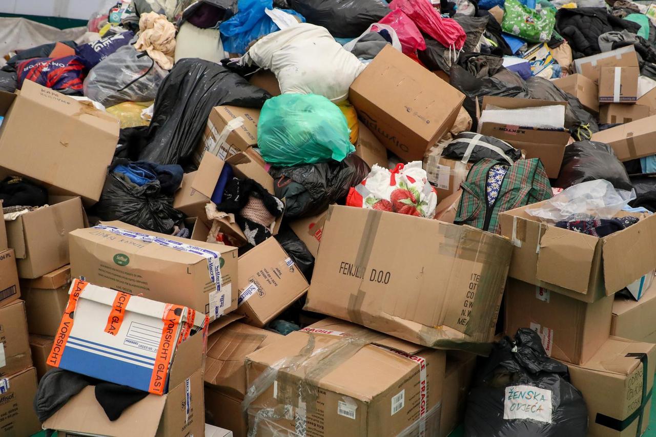 ILUSTRACIJA Petrinja: Skladište Crvenog križa gdje se sakuplja sva pomoć za stradale u potresu