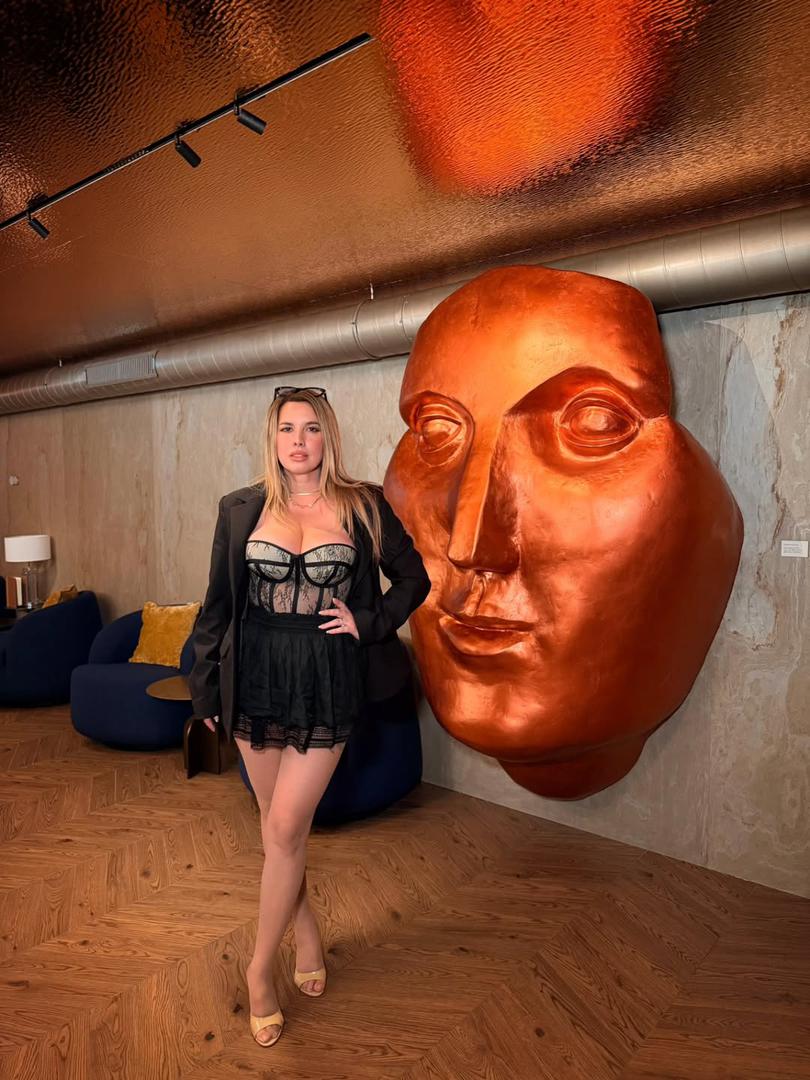 Izazovni izgled upotpunila je crnim kratkim hlačama i mrežastim čarapama, a sve je zaokružila elegantnim svijetlim natikačama s visokom potpeticom.