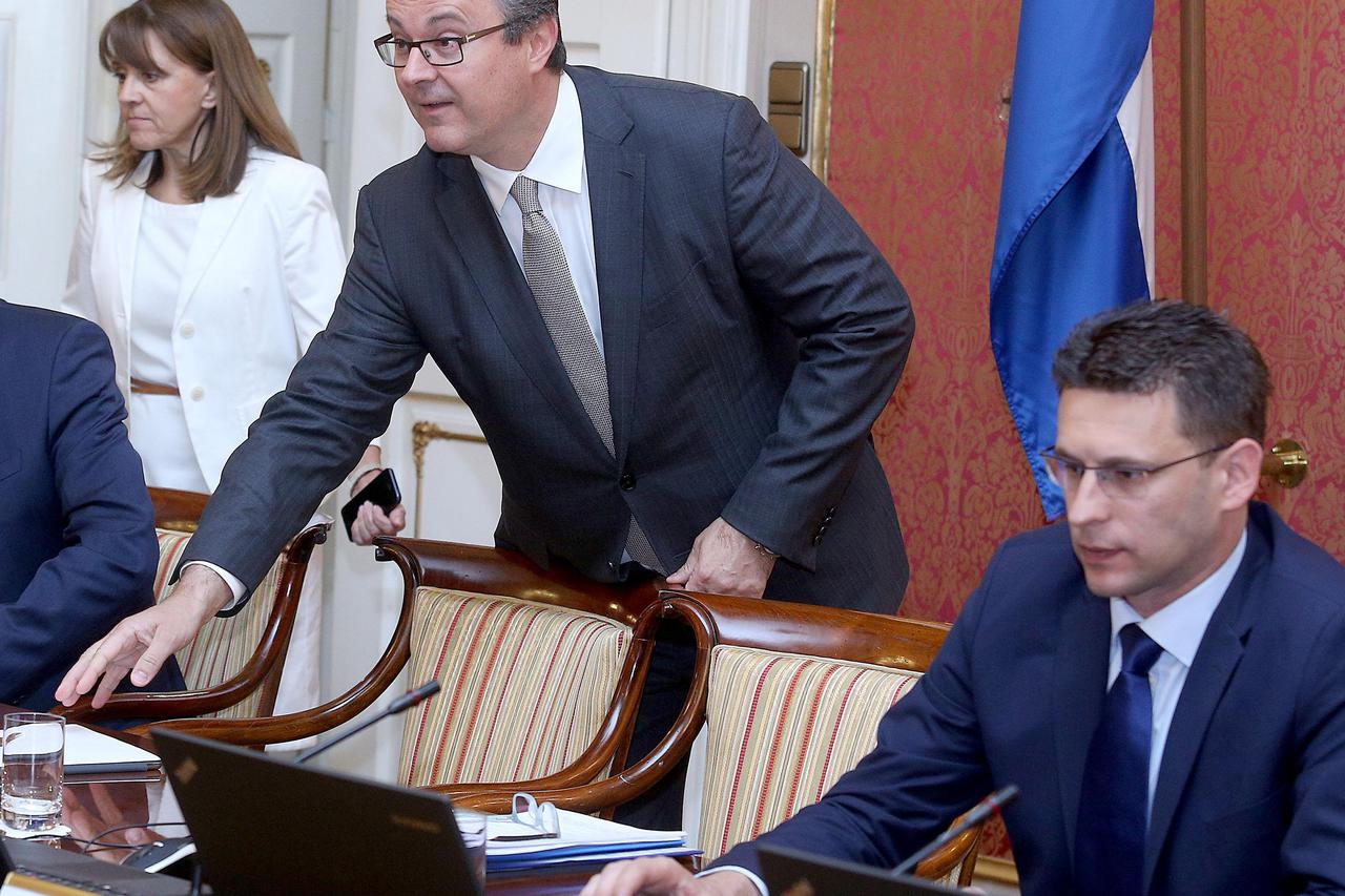 08.06.2016., Zagreb - Sjednica Vlade RH sa velikim brojem tocaka dnevnog reda odrzana je u sjeni krize vlasti i zahtjeva za opozivom premijera i potpredsjednika. Tomislav Karamarko, Tihomir Oreskovic, Bozo Petrov. Photo: Patrik Macek/PIXSELL