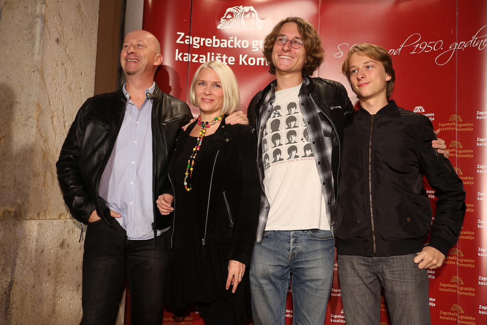 Pjevačica i voditeljica Ivana Plechinger u društvu supruga i sinova.