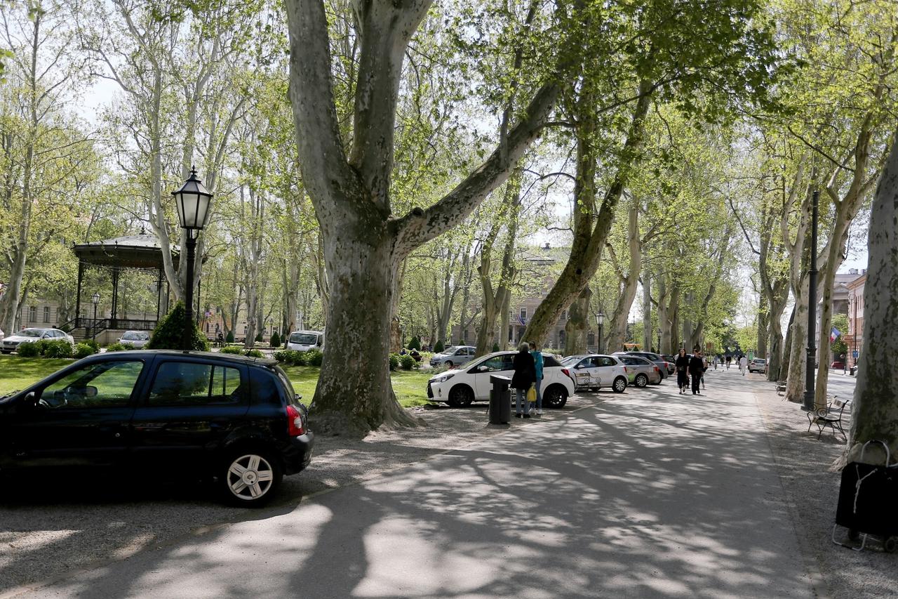 Poruka na jednom od mnogobrojnih automobila parkiranih na cesti oko hrvatske crkve na Manhattanu