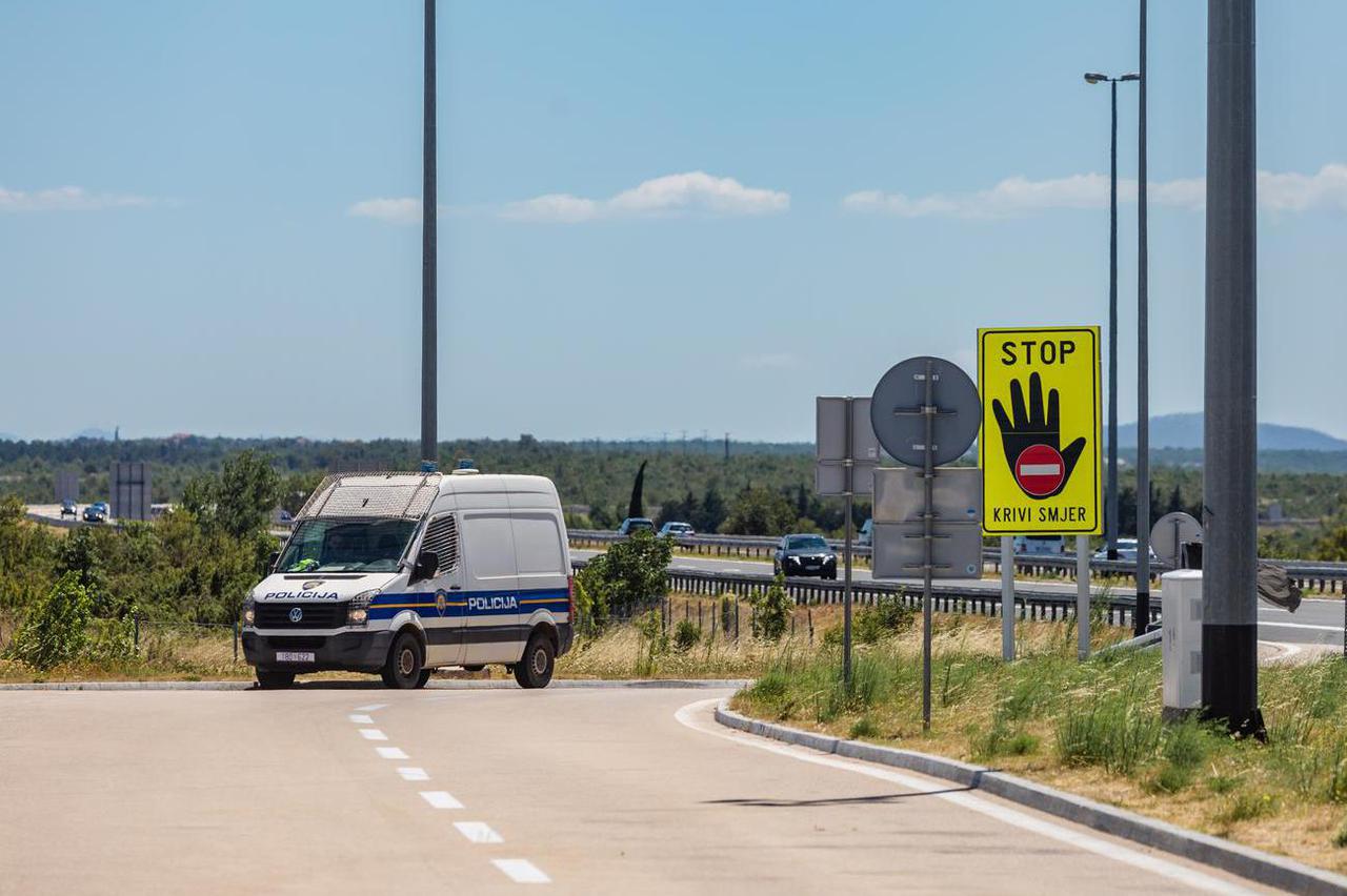 Navijači Hajduka u pratnji policije na odmorištu Nadin na autocesti A1
