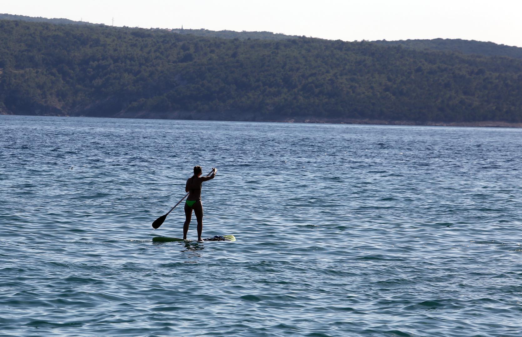 Turisti uživaju na crikveničkim plažama u moru, suncu i sportovima na moru.