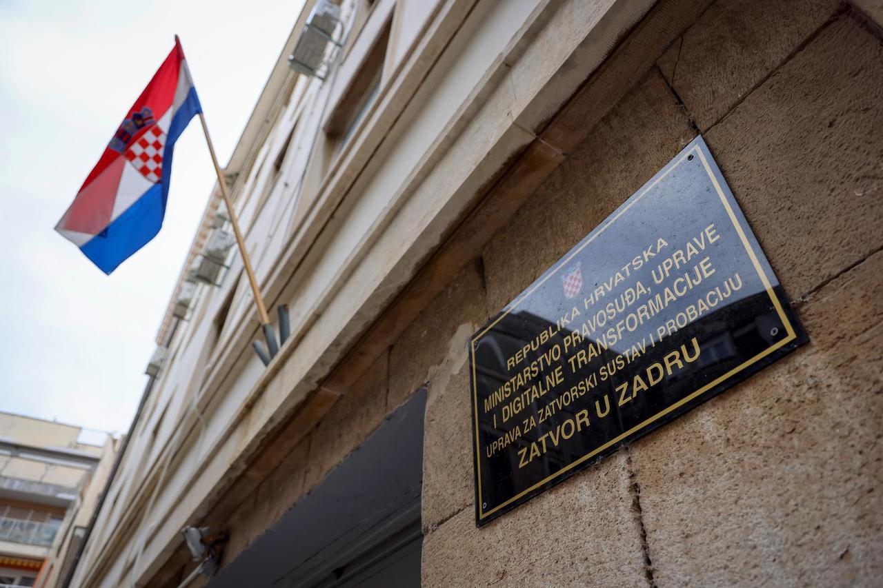 Zadar: Mirni skup podrške Filipu Zavadlavu ispred zatvora