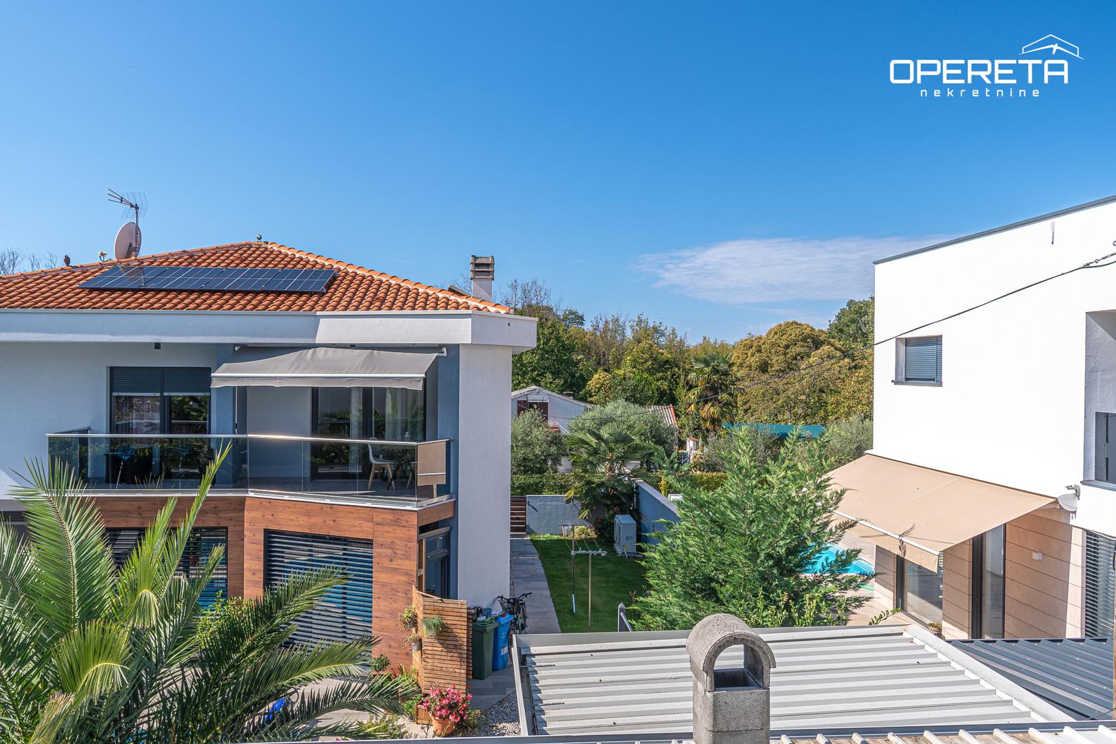 Drugi stan je na katu. Tamo su dvije spavaće sobe, a svaka ima vlastitu terasu s pogledom na prirodu. Tri su kupaonice, a stan ima otvoreni prostor kuhinje, blagovaonice i dnevnog boravka, koji također ima izlaz na natkrivenu terasu.