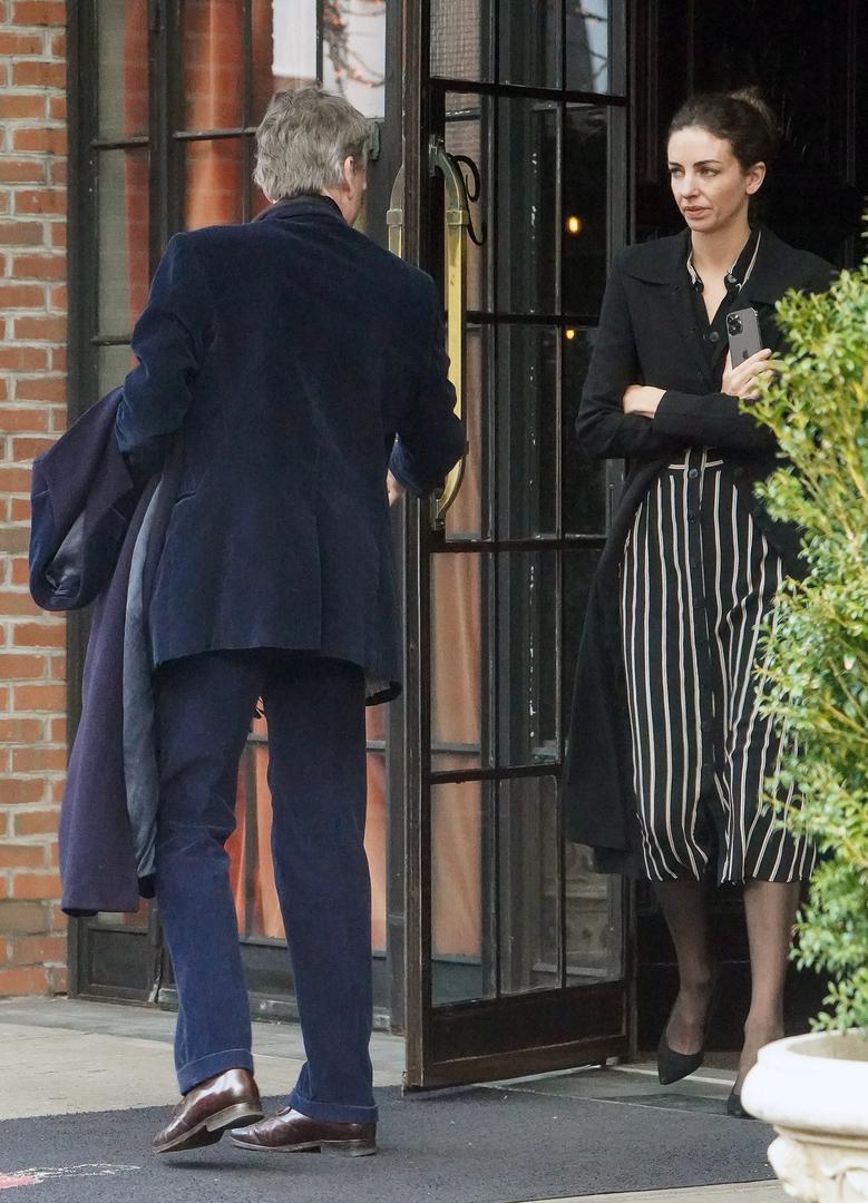 Nakon što su na društvenim mrežama isplivale fotografije njezina luksuznog doma, proširile su se i neke zanimljive optužbe. Naime, odvjetnici Hanbury izjavili su za Business Insider da su te glasine o aferi s Williamom navodno potpuno neistine, ali život te žene već je mjesecima top tema britanskih medija.