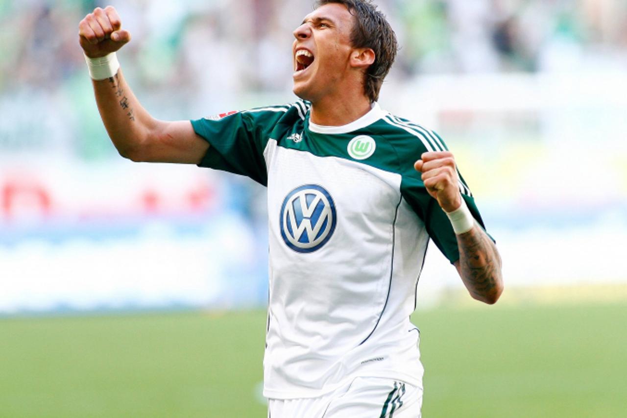 '24.04.2010, Volkswagen Arena, Wolfsburg, GER, 1.FBL, VfL Wolfsburg vs 1.FC Koeln, im Bild ein jubelnder Mario Mandzukic (Wolfsburg #18)  Foto © nph / Schrader'