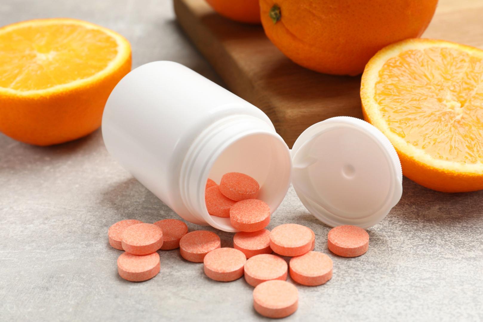 Vitamin C: Dodaci vitamina C često sadrže doze koje višestruko premašuju preporučene dnevne vrijednosti. Višak vitamina C pretvara se u oksalat, što može dovesti do stvaranja kamenaca i oštećenja bubrega. Zabilježeni su i slučajevi akutnog zatajenja bubrega nakon velikih doza.