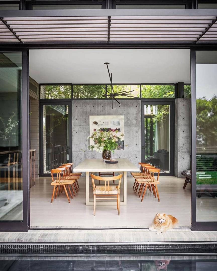 Adaptacija je trajala tri godine, a rezultat je dom koji kombinira betonske i metalne elemente s drvom, staklom i travertinom, stvarajući prostor koji je istovremeno sofisticiran i topao. 