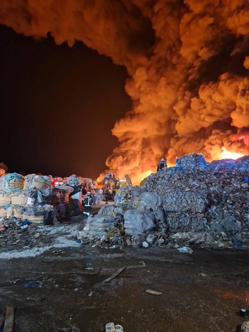 Vatra je usporila i moram reći da je spriječena još veća katastrofa jer svi ovi objekti u ovom poduzeću puni su zapaljivih tekućina, zapaljivih tvari, plinskih boca. Cijelu noć su to prebacivali kako ne bi došlo do veće tragedije, odnosno eksplozije, kazao je predsjednik Stožera civilne zaštite OBŽ-a Mato Lukić.