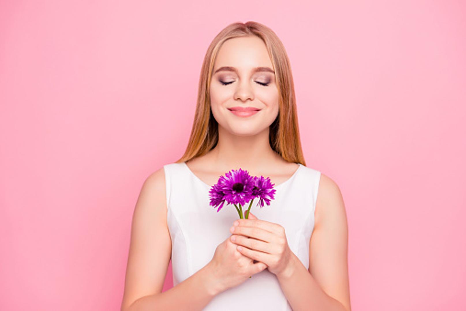 Svatko želi biti sretan, ali nitko ne zna ključ sreće. Što ako vam znanost kaže da se taj ključ nalazi ispod nosa? Zvuči čudno, znamo, no stručnjaci tvrde da određeni mirisi mogu podići vaše raspoloženje i učiniti da se osjećate sretnije. 