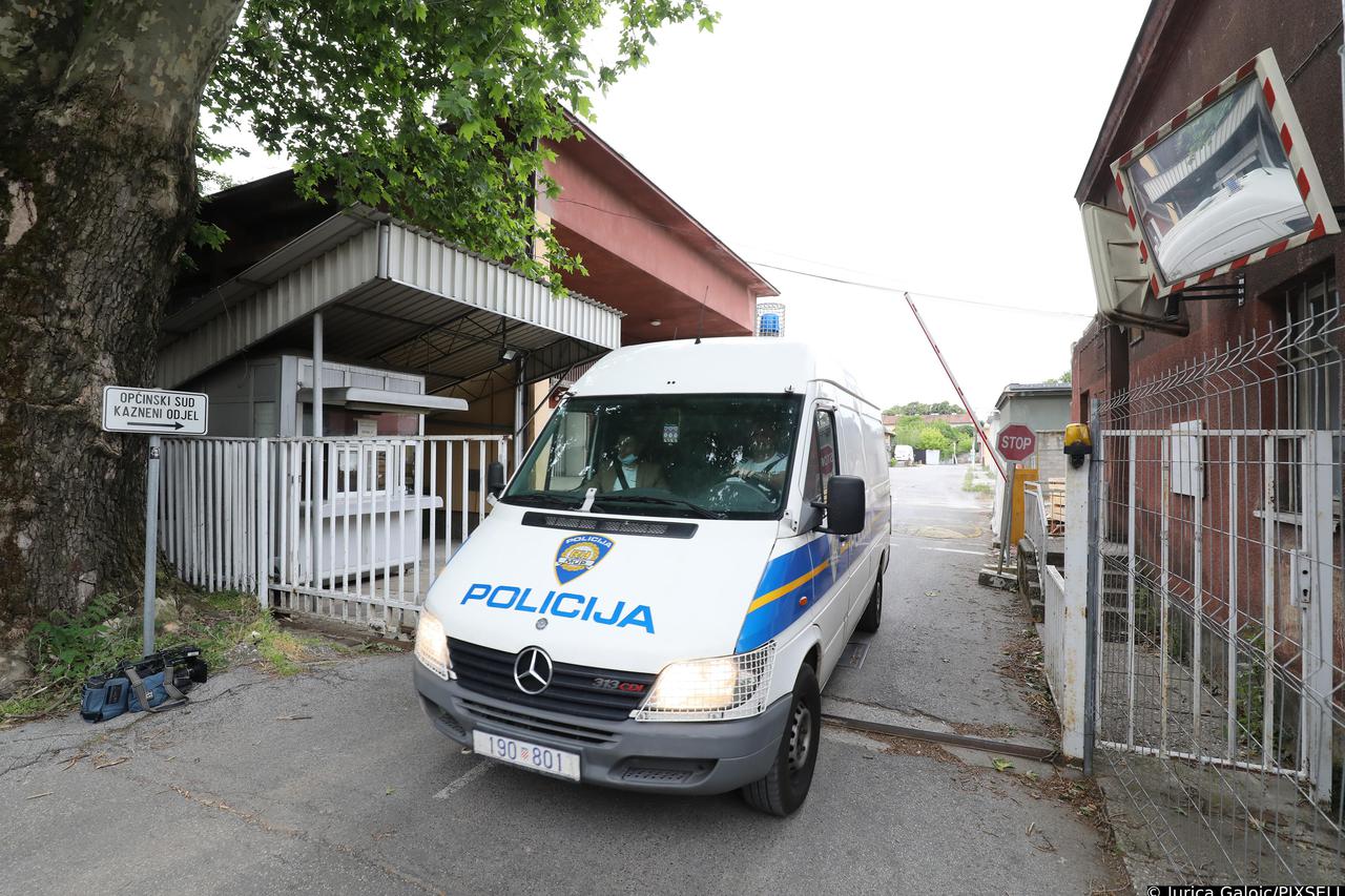 Zagreb: Policijski kombi izlazi iz Općinskog kaznenog suda na Selskoj