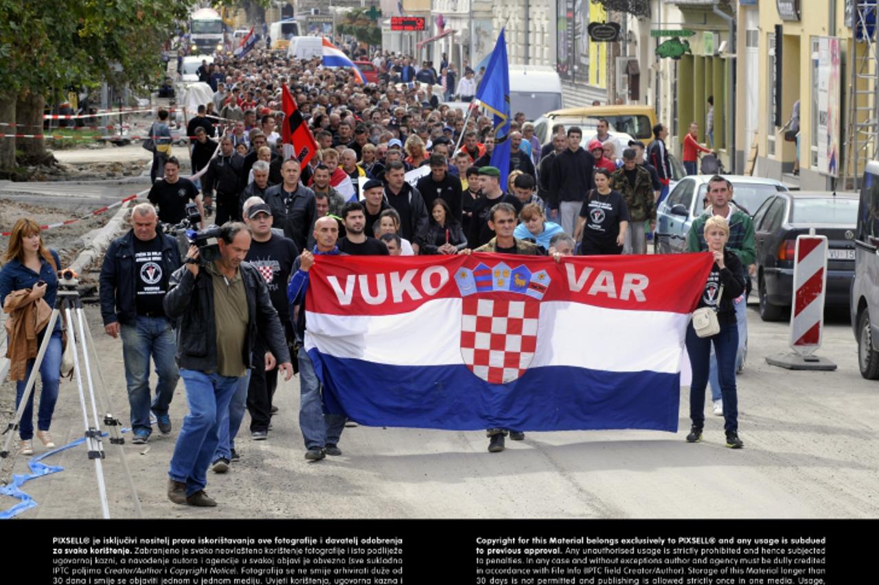 '03.09.2013., Vukovar - Kolona prosvjednika nezadovoljni postavljanjem ploca s dvojezicnim natpisima koja se jutros oko 9 sati okupila na Trgu dr. Franje Tudmana krenula u obilazak svih javnih institu