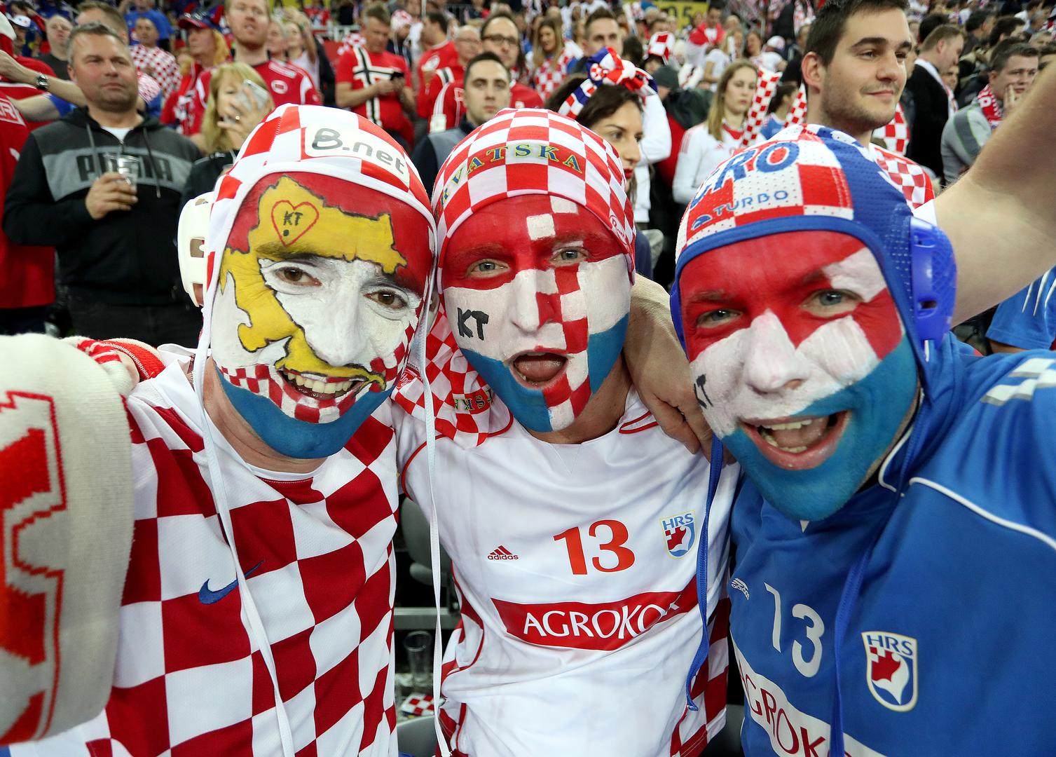 Puna zagrebačka Arena bodri hrvatsku rukometnu reprezentaciju koja protiv Francuske lovi polufinale Europskog prvenstva.