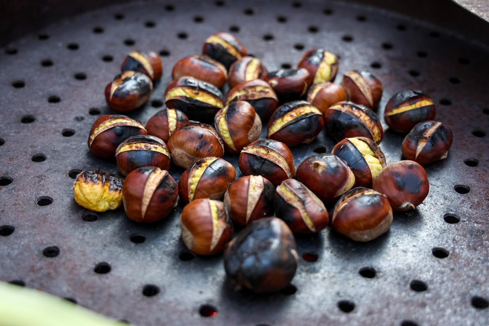 Nakon što smo početkom mjeseca u patroli na Dolcu utvrdili da kestenje koje se prodaje na tržnici stoji od četiri do sedam eura po kilogramu, ovisno o veličini i kvaliteti, nedavno smo odlučili obići najpoznatije punktove u središtu Zagreba na kojima se mogu pronaći pečene verzije popularne jesenske delicije kako bismo, među ostalim, vidjeli kakve su cijene.