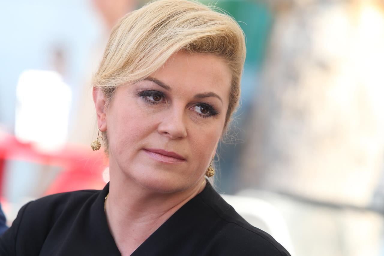 10.08.2015., Split - Predsjednica Kolinda Grabar-Kitarovic uoci pocetka svojih uredskih obaveza u drustvu zupana Zlatka Zevrnje prosetala rivom i popila kavu s gradjanima.  Photo: 