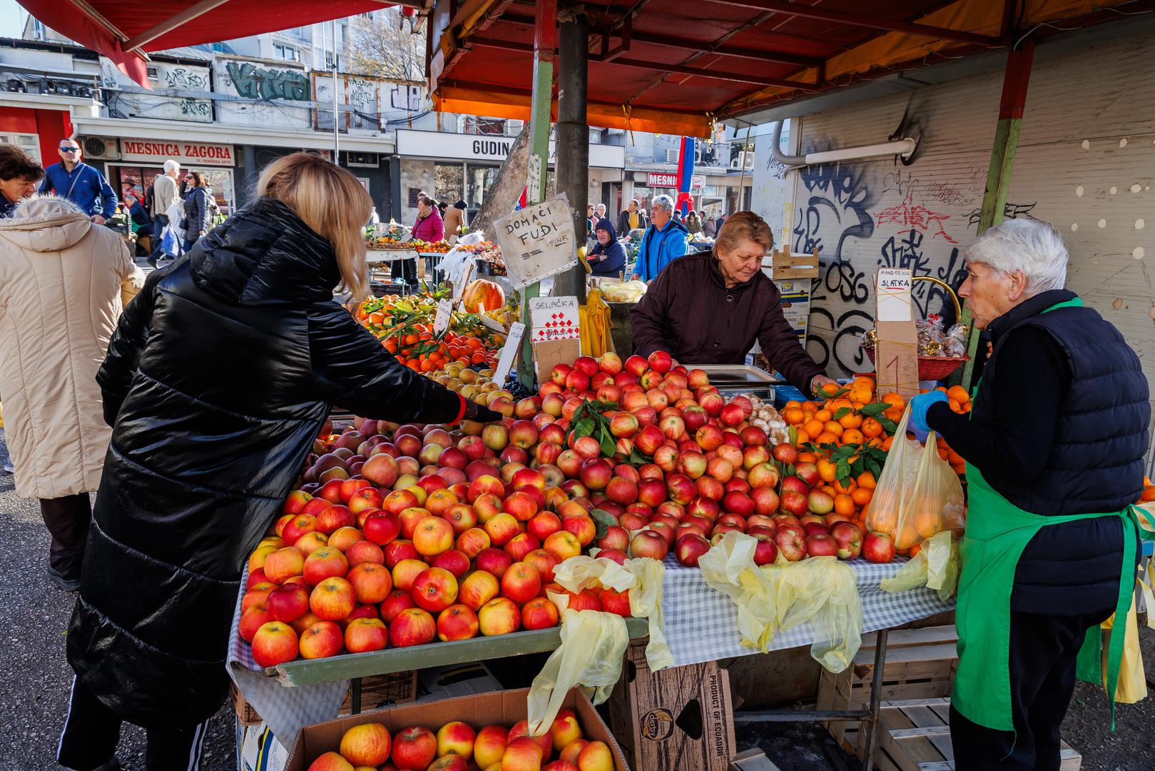 Iako su štandovi bogati ponudom, od svježeg voća i povrća do mesa i ribe, cijene su dosegnule razine koje mnogi teško mogu pratiti. Inflacija, koja je tijekom 2025. godine ponovno ubrzala i u srpnju dosegnula 4,1 posto na godišnjoj razini, ostavila je dubok trag na kupovnoj moći. 