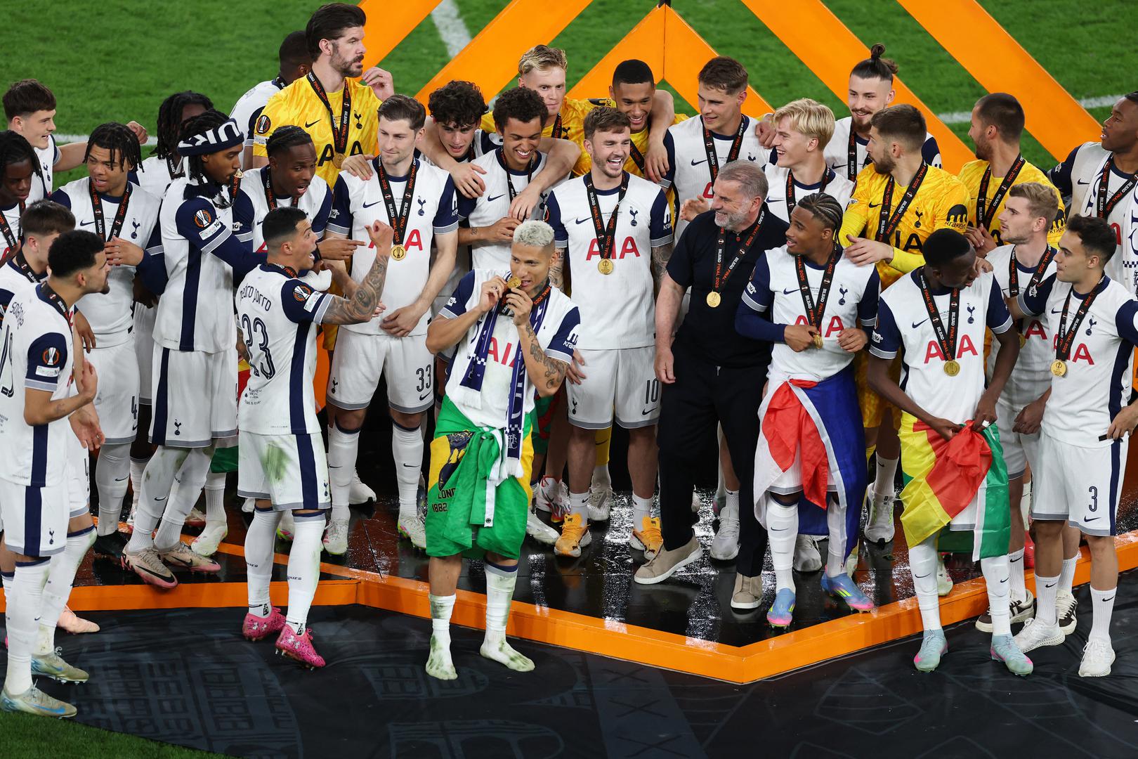 Kad je došao red na Son Heung Mina, Cristiana Romera i Rodriga Bentancura, Čeferin je ostao bez medalja zbog čega mu je bilo neugodno.
