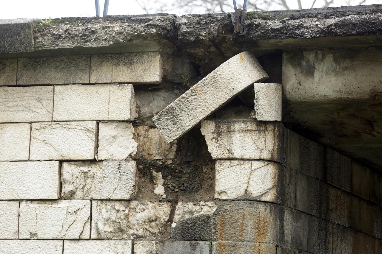 25.02.2016., Zagreb - Ispod Mosta slobode zbog vlage srusio se betonski blok od kojeg je radjen most, sta predstavlja prijetnju tisucama vozaca i pjesaka koji svakodnevno prelaze ispod mosta. Photo: Luka Stanzl/PIXSELL