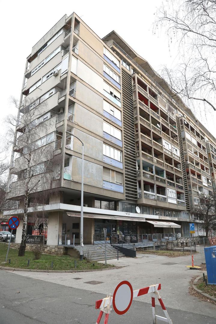 21.1.2021, Zagreb - Po odluci gradonacelnika Bandica danas je postavljanjem skela pocela sanacija zagrade u Vukovarskoj 52 koja je ostecena u potresu. Ostecena nadstresnica ce biti izrezana i uklonjena.
Photo: Patrik Macek/PIXSELL