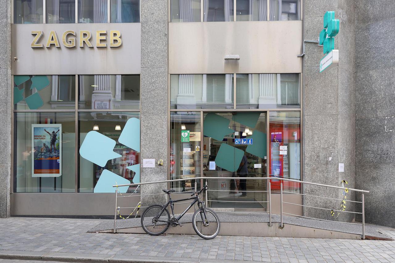 Zagreb: Ljekarna na Jelačićevom trgu bez rampe za invalide