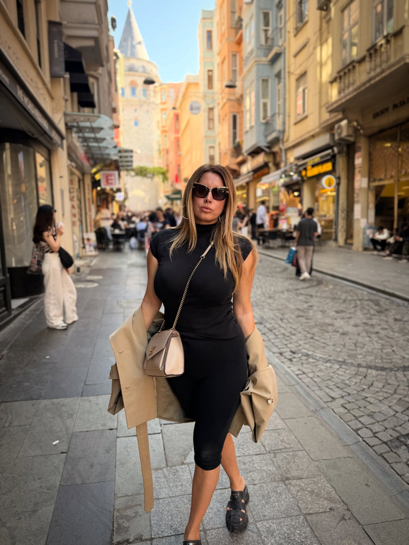 U nizu fotografija Nives uglavnom pozira sama, mijenjajući poze na ulici prepunoj šarenih zgrada. Na četvrtoj fotografiji pridružuje joj se mlađa djevojka duge smeđe kose sa sunčanim naočalama blagih stakala u maslinastozelenoj majici, s kojom radi zajednički autoportret, čime je potvrdila da uživa u bliskom obiteljskom društvu. Pratitelji su u komentarima nanizali brojne pohvale na račun njenog izgleda.