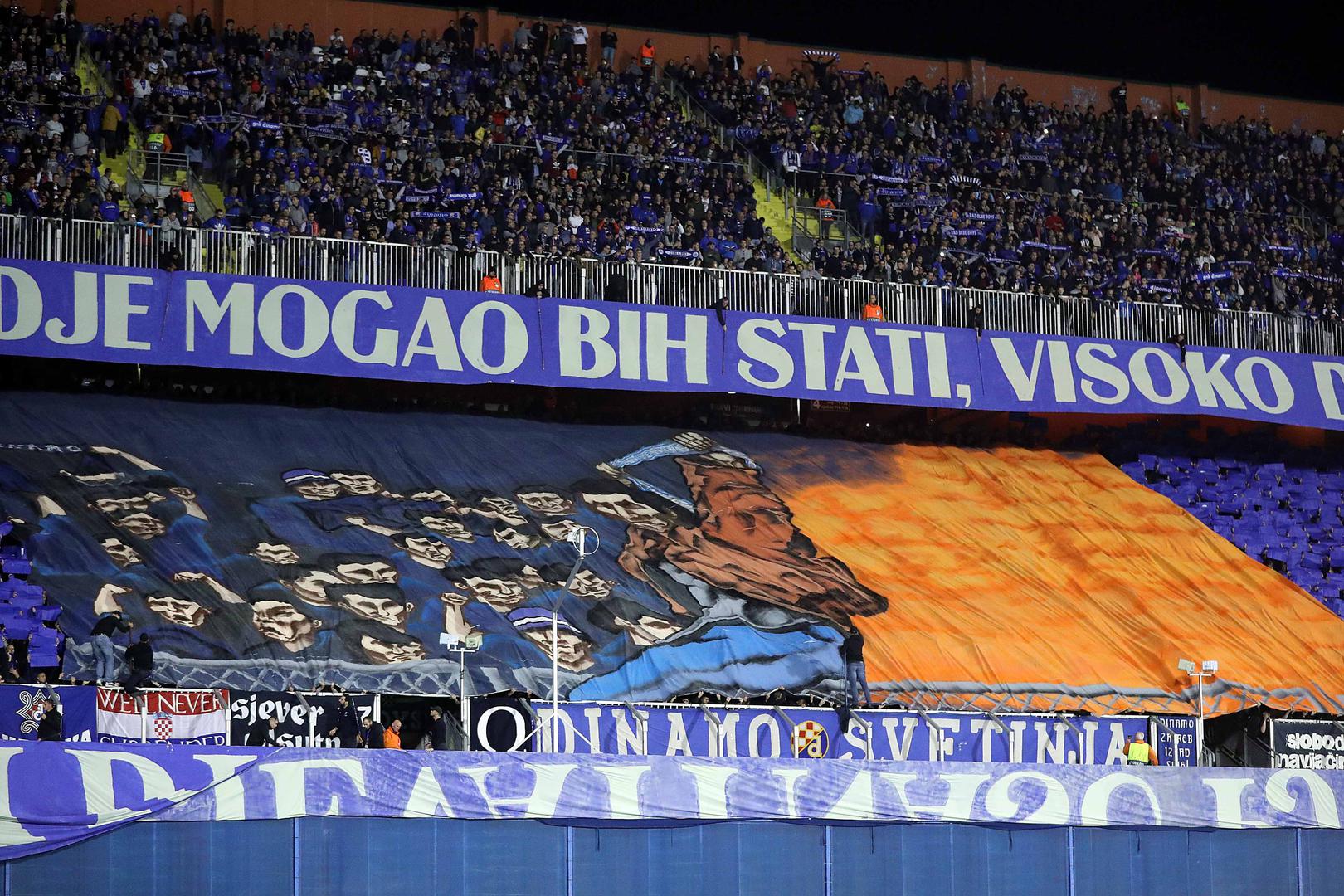 Pokazali su veliki transparent na kojem piše "Postoji mjesto gdje bih mogao stati, visoko dignuti ruke i pjevati našu pjesmu"