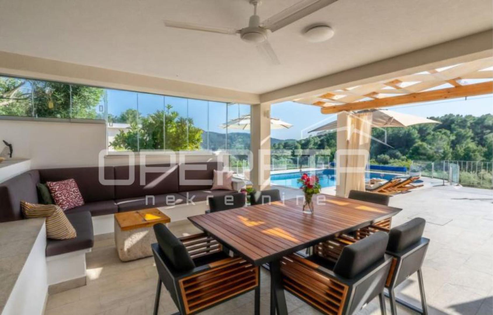 Nekretnina se nalazi oko 300 metara od mora, a okružena je maslinicima i prirodnim ambijentom koji pruža mir i privatnost. Energetski razred objekta je D, a cijena iznosi 1.100.000 eura.