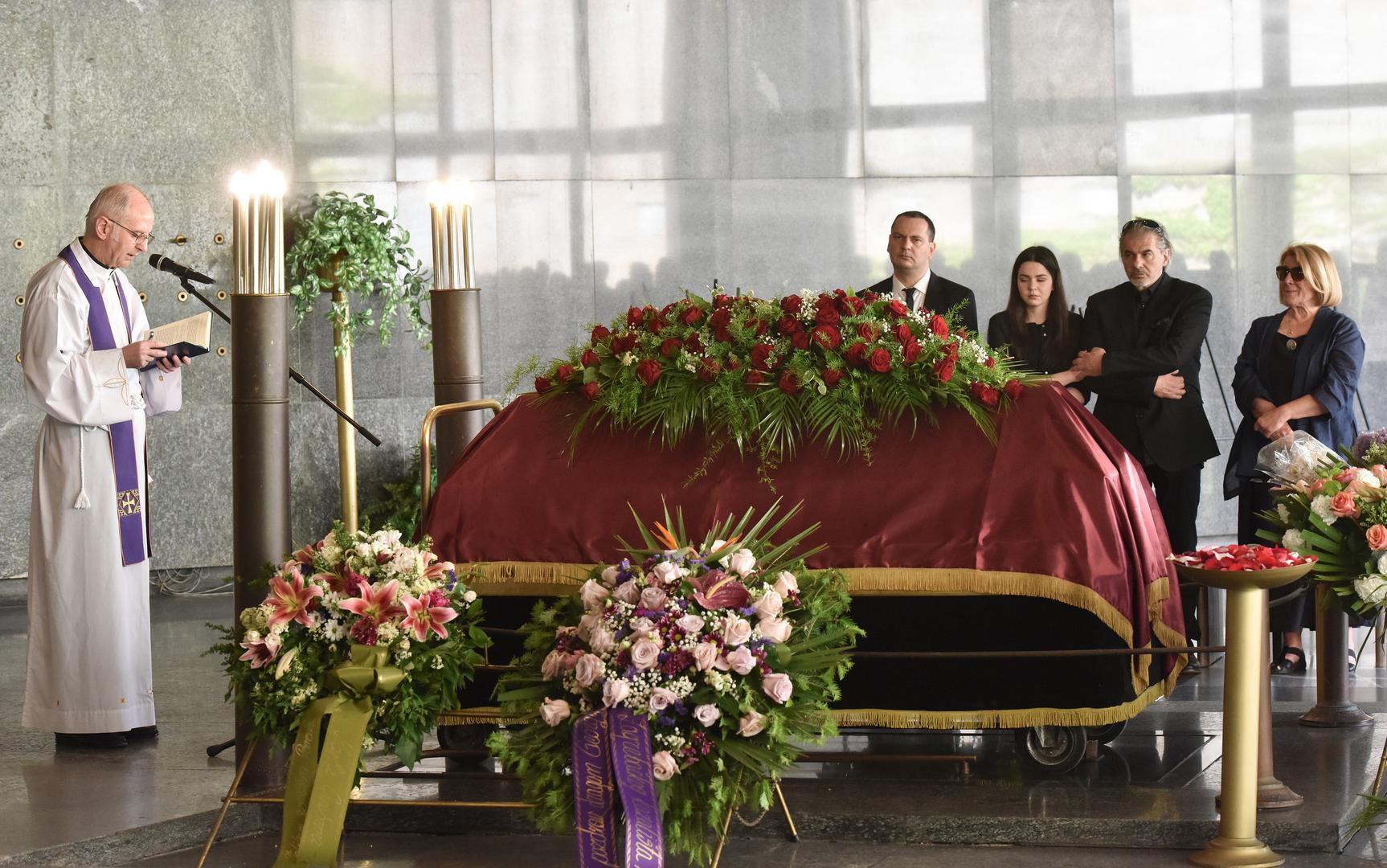 Na krematoriju u Zagrebu danas su se od kazališnog i filmskog redatelja Georgija Para oprostili članovi obitelji te brojni glumci i redatelji, te njegovi prijatelji iz svijeta filma i kazališta. 

