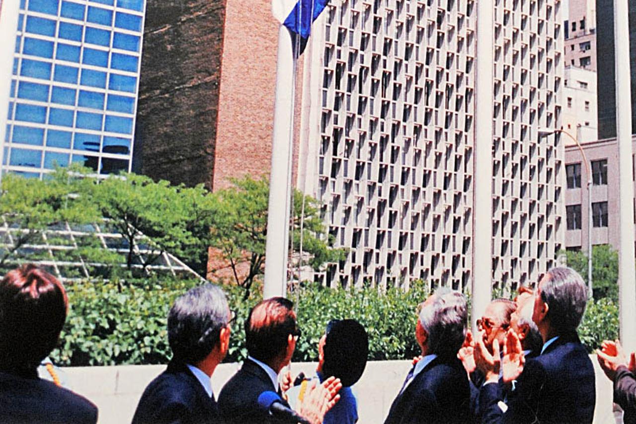 Hrvatska delegacija na čelu s dr. Franjom Tuđmanom s ponosom promatra podizanje hrvatske zastave na jarbol ispred zgrade UN-a u New Yorku 1992.
